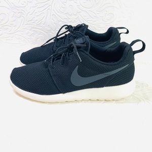 Nike men’s Roshe Black Size 9